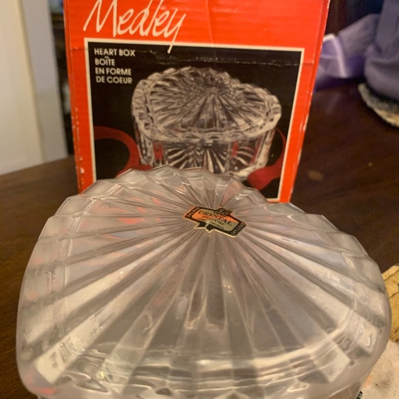 Crystal heart shaped box never used in original box 1988 - Picture 2 of 2